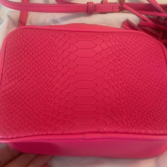 Hot pink GiGi crossbody camera bag! Adorable and perfect for the summer! - Picture 2 of 2